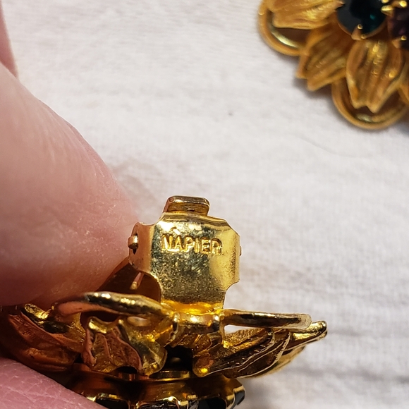 Stunning Vintage Napier Goldtone Clip on Floral Earrings with Rhinestones - Picture 5 of 6